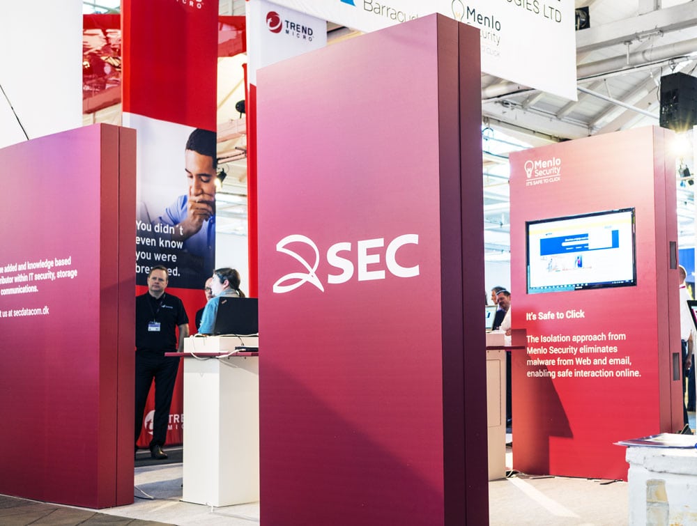 SEC DATACOM messestand med grafiske vægge og skærm