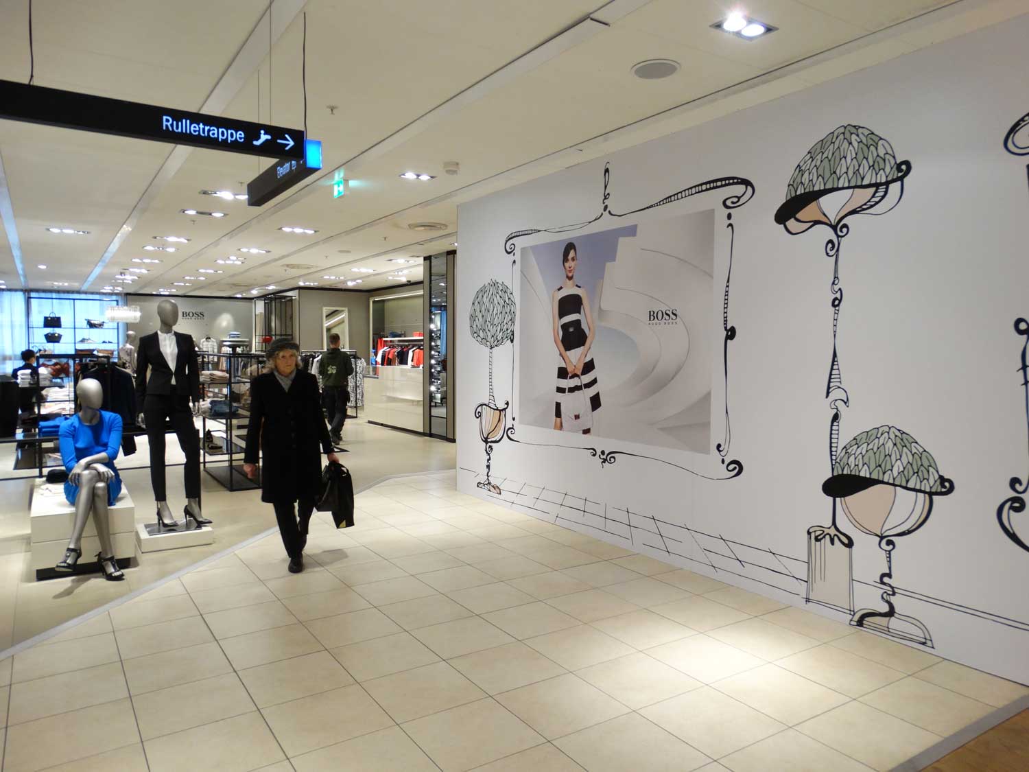 Illum vægfolie med kampagnegrafik i butiksmiljø