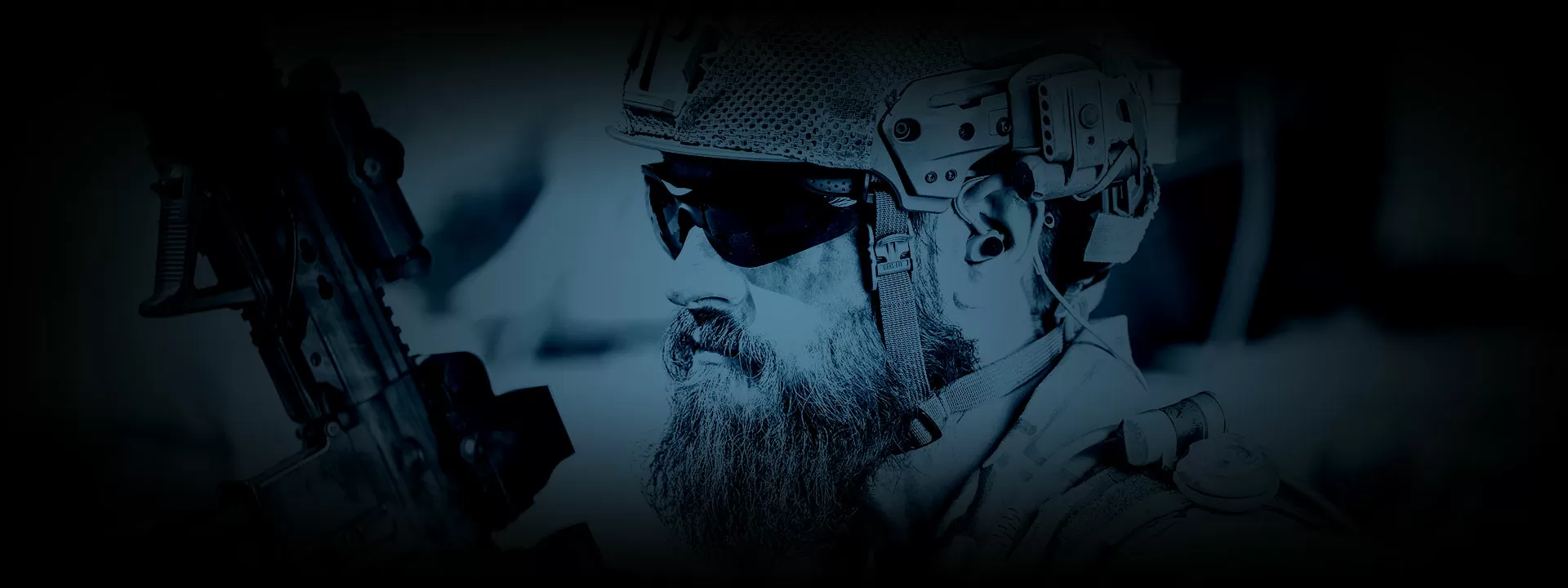 Soldat med INVISIO-kommunikationsudstyr
