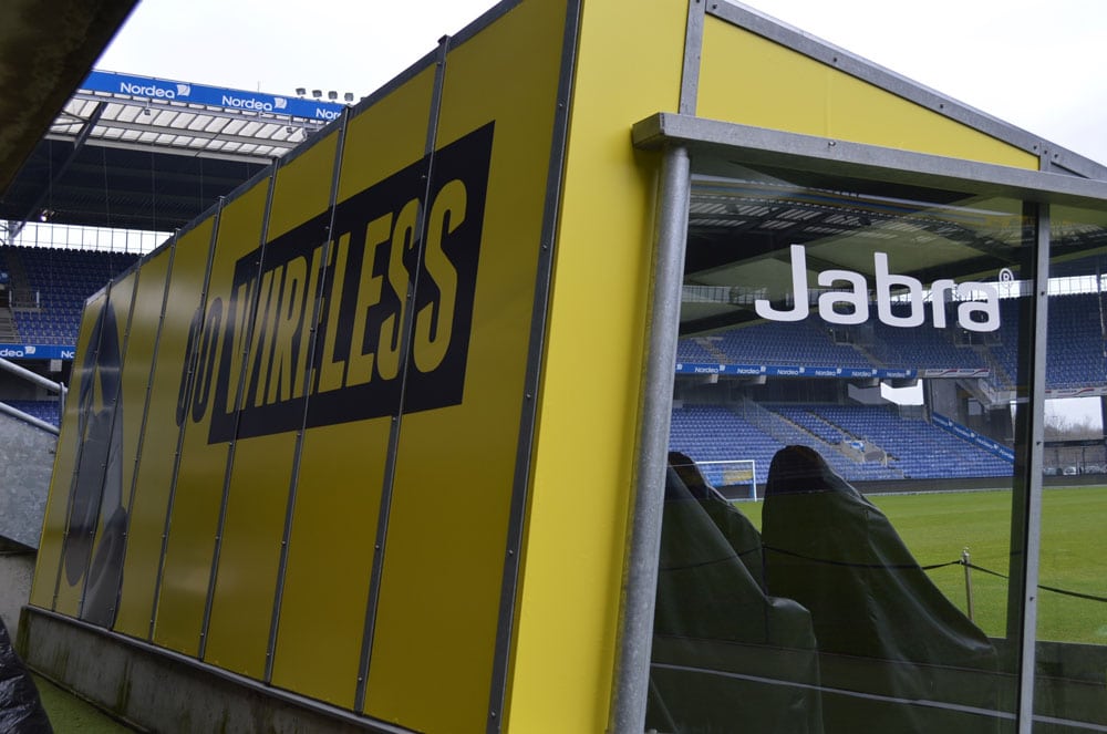 Jabra vinduesfolie med gul kampagnegrafik på stadionfacade