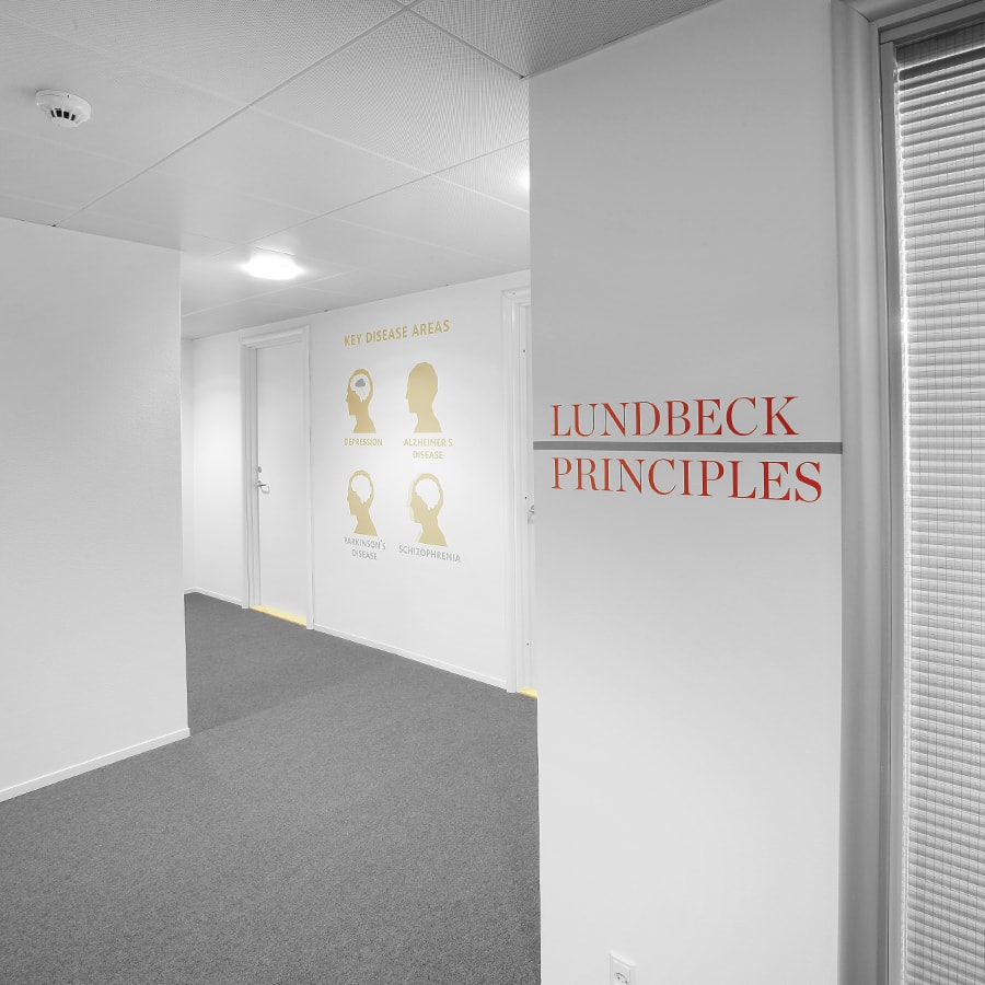 Lundbeck gangareal med principper på væggen