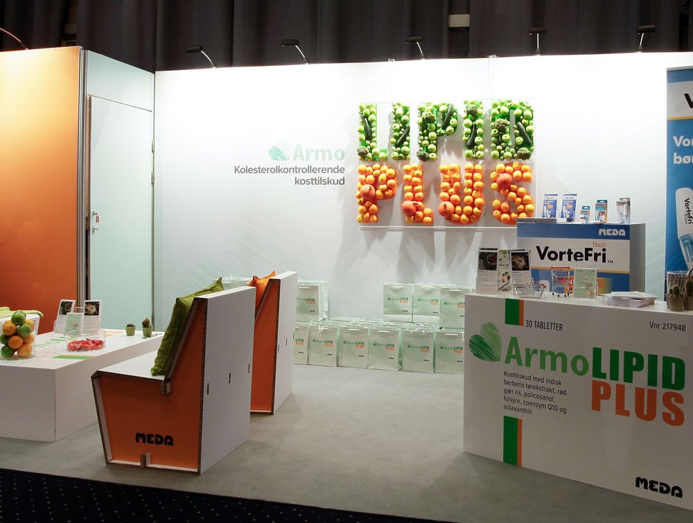 Meda Armolipid Plus messestand med produktgrafik