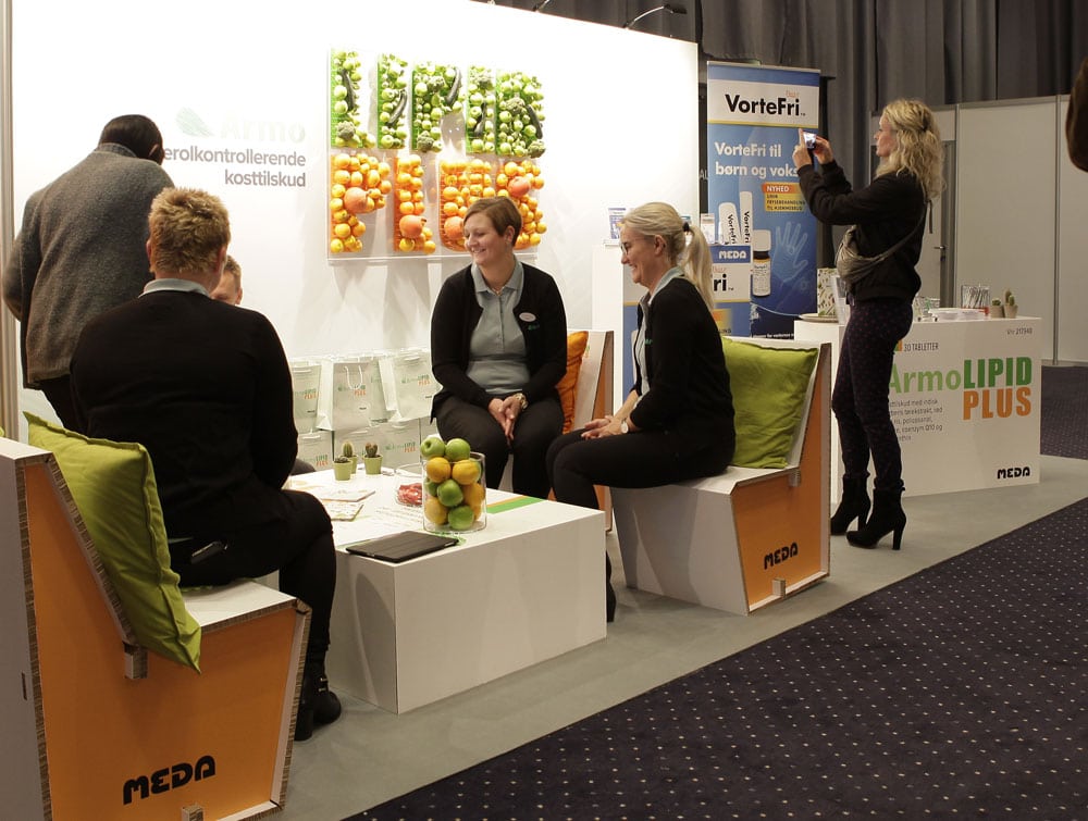 Meda Armolipid Plus messestand med disk og udstillingsmateriale