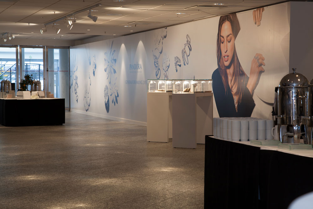 Pandora vægfolie med dekorativ grafik til event- eller butiksmiljø