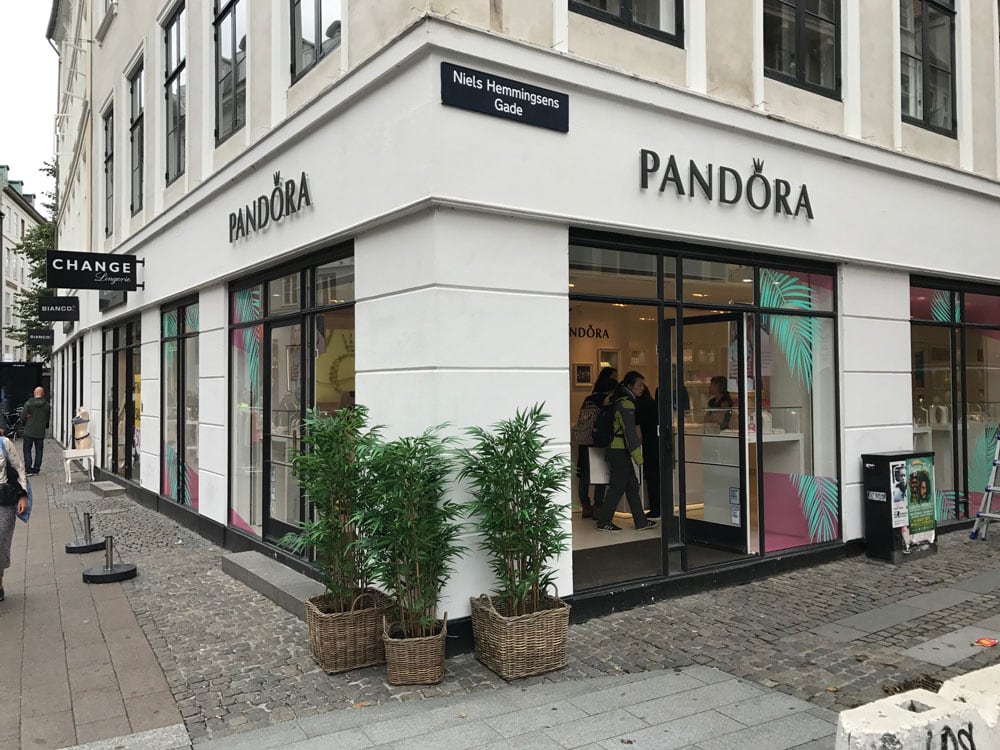 Pandora butik med dekorativ vinduesfolie på hjørnefacade