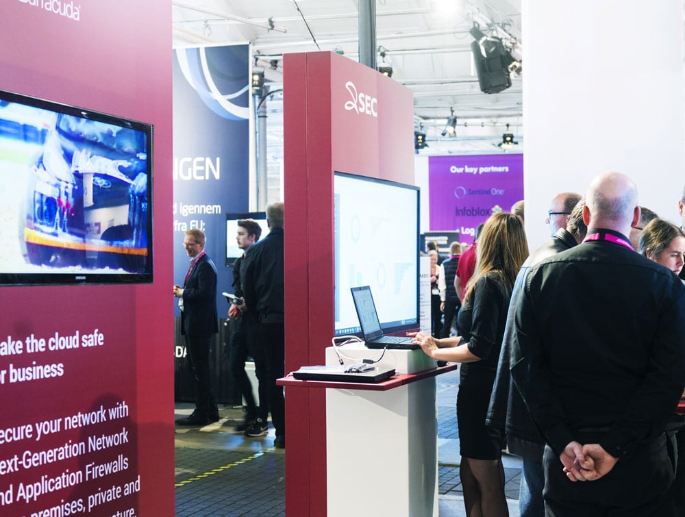 SEC DATACOM messeområde med standgrafik