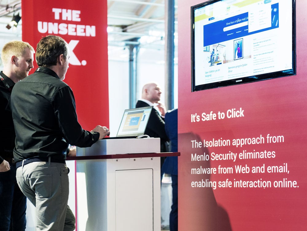 SEC DATACOM messestand med loungeområde og brandflade