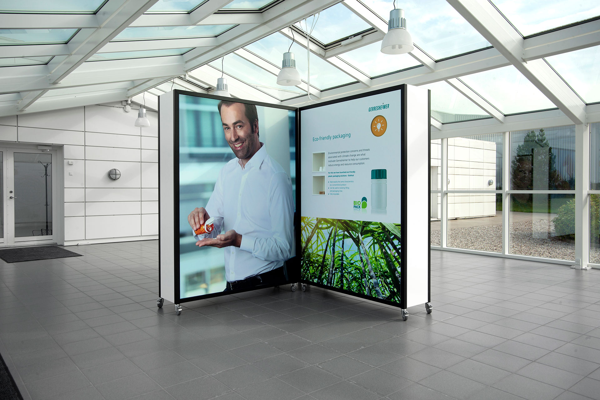 Storformat print på fritstående displayløsning i glasgang