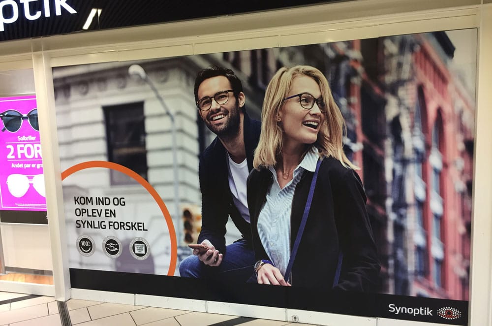 Synoptik butiksvindue med storformat grafik og kampagnefolie