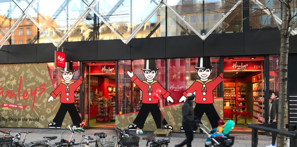 Hamleys vinduesfolie med grafiske soldater på facade