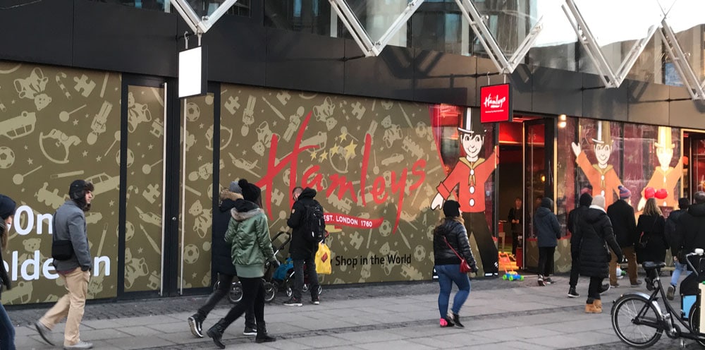 Lang facade med Hamleys vinduesfolie og butiksgrafik