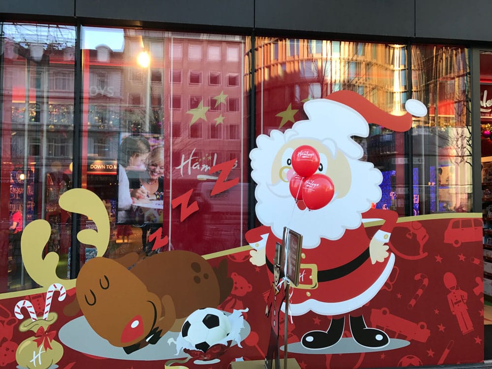Vinduesfolie hos Hamleys med julemotiv på butiksfacade