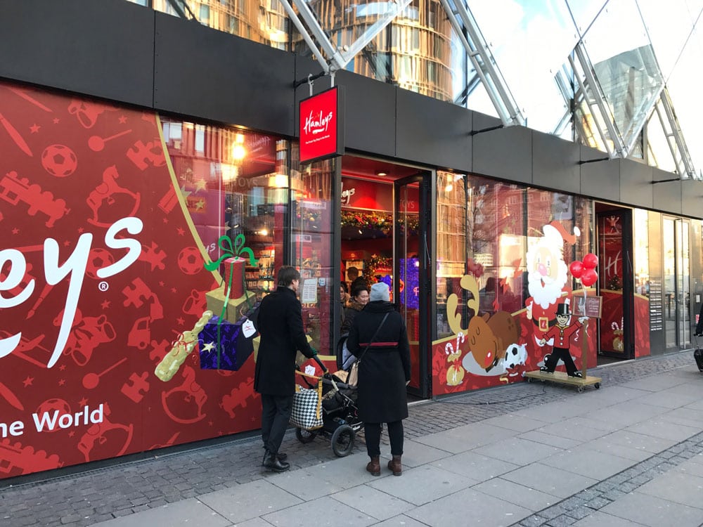 Hamleys facade med rød vinduesfolie og kampagnegrafik
