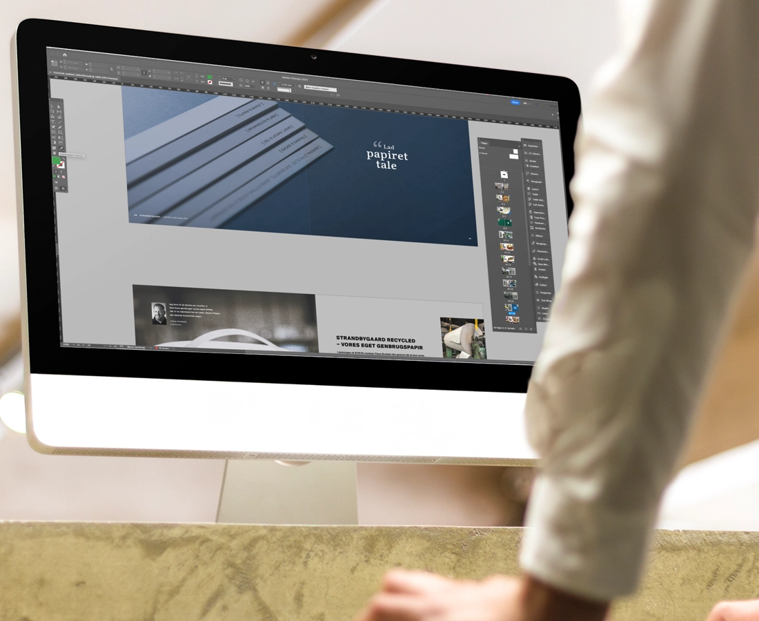 Prepress hos Strandbygaard person kigger på skærm