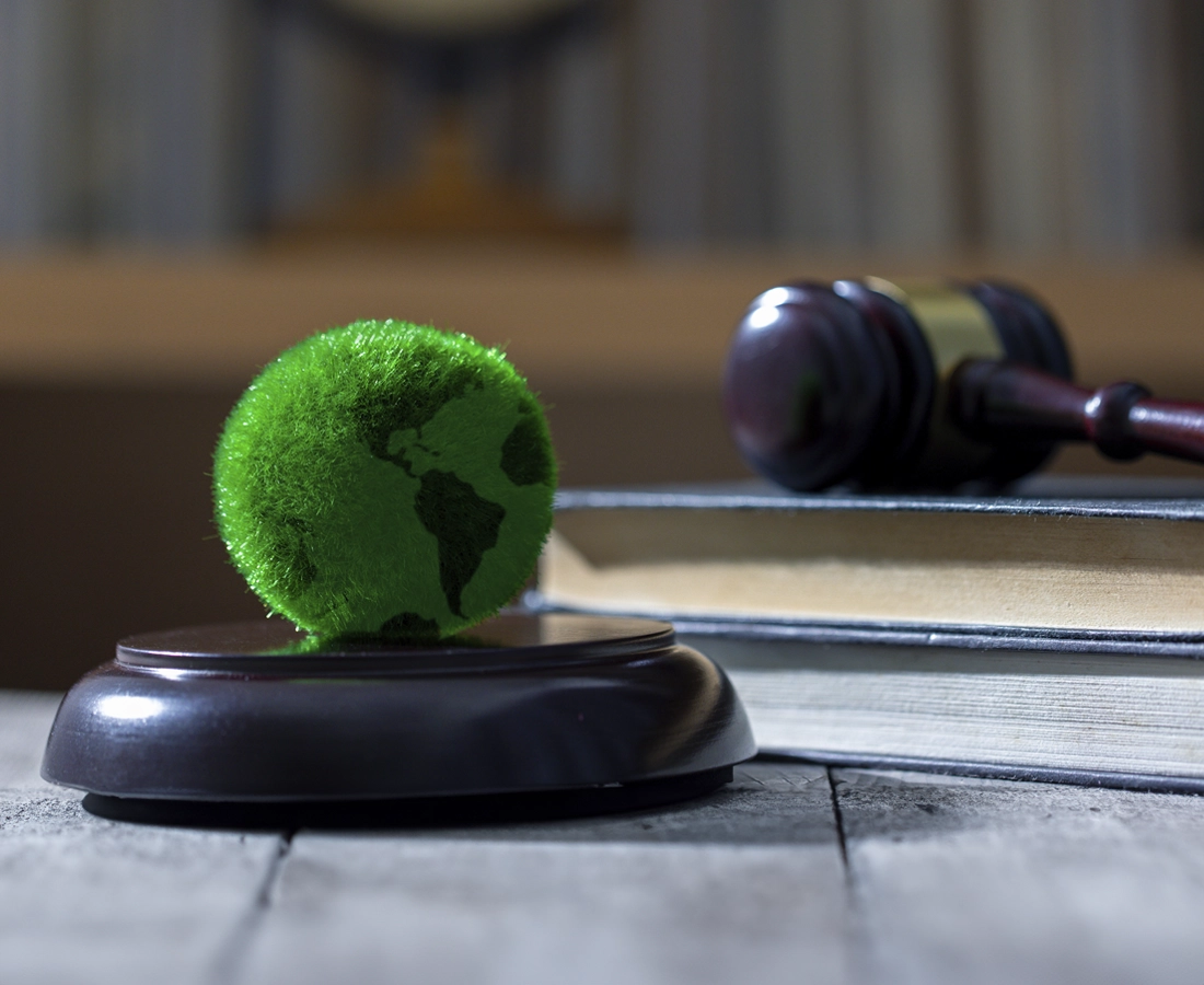 Grøn klode på bord